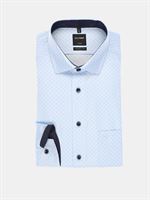 Olymp Luxor lyseblå print skjorte med mørkeblå knapper. Modern Fit 1202 44 11